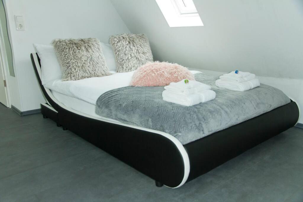 TRUTH Studio - Queensize Bett - Netflix - Küche Dortmund Exterior foto