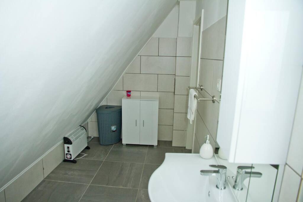 TRUTH Studio - Queensize Bett - Netflix - Küche Dortmund Exterior foto